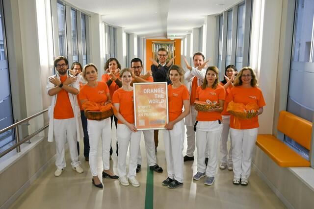 Die Mitglieder der Krankenhausleitung und der Opferschutzgruppe setzen gemeinsam ein Zeichen gegen Gewalt an Frauen.   | Foto: Krankenhaus Barmherzige Brüder