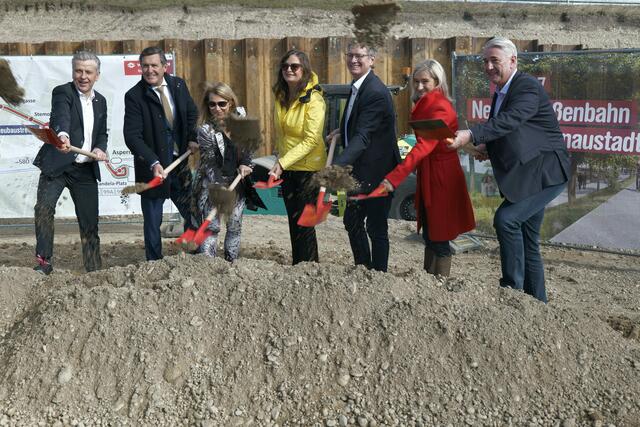 Die 27er-Bim ist nicht mehr nur ein Plan, denn jetzt geht es los. Im Februar 2024 markierte der Spatenstich bei der Station Aspern Nord in der Donaustadt den Baustart.  | Foto: RMW/Max Spitzauer