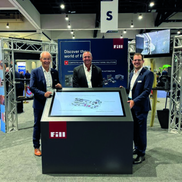 Auf der CAMX in San Diego präsentierten Wilhelm Rupertsberger, Nolan Strall und Marc Perberschlager eine Simulation zur automatisierten Propellerblattfertigung für die Aerospace Industrie.
 | Foto: Fill Maschinenbau