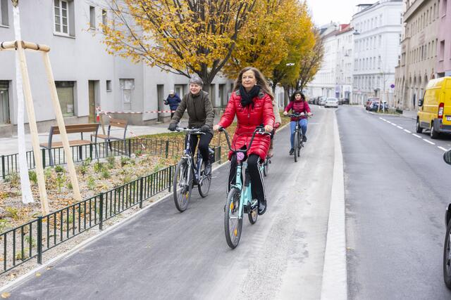 Bezirksvorsteherin Silvia Nossek (Grüne) und Mobilitätsstadträtin Ulli Sima (SPÖ) probierten das neue Teilstück in Währing bereits aus. | Foto: Bubu Dujmic