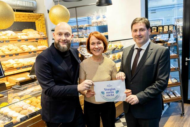 Michael Mann, StR Angela Stöckl-Wolkerstorfer und Bürgermeister Stefan Szirucsek präsentieren die Qualitätsplakette der Aktion Vergissmeinnicht. | Foto: 2024psb/c.kollerics