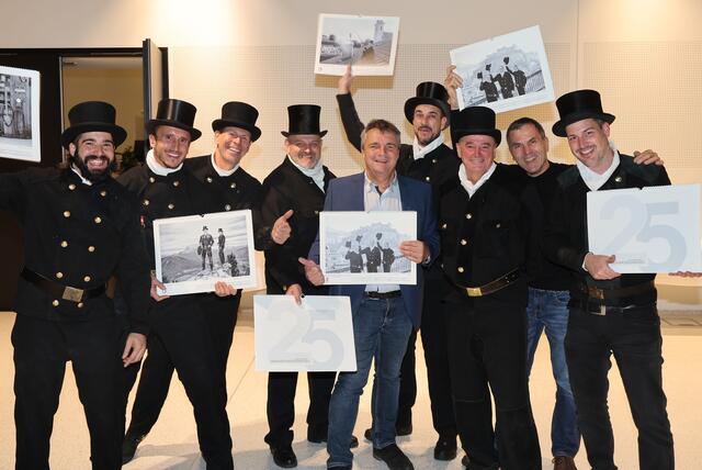Rauchfangkehrerinnungsmeister Kurt Pletschacher und Fotografen Innungsmeister Franz Neumayr mit den Salzburger Rauchfangkehrern bei der Kalenderpräsentation. | Foto: Michael Preschl