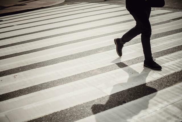 Fast die Hälfte der Verkehrsunfälle bei Dämmerung oder Dunkelheit passierte auf einem Schutzweg. (Symbolbild) | Foto: Ketut Subiyanto/Pexels