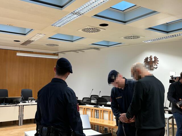 Den ersten Schlag auf den Kopf habe dann auch "Mike" ausgeführt, so der 39-Jährige. Dann sei von ihm verlangt worden, dass er auch auf den Mann einschlagen müsse | Foto: Ronja Reidinger/MeinBezirk.at