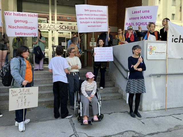 Bei einer Protestaktion wurden Elternvertreterinnen und Eltern vor der Hans Radl Schule von der Währinger Bezirksvorsteherin Silvia Nossek (vorne rechts) unterstützt.  | Foto: Foto: Karl Ettinger
