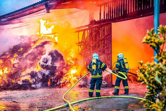 Insgesamt zehn Feuerwehren waren bis in die Nachtstunden gefordert. | Foto: Scharinger/FF Burghausen