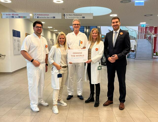 Die Kollegiale Führung und die Opferschutzgruppe des Landesklinikums Mistelbach- Gänserndorf machen mit dem Tragen von orangenen Buttons aufmerksam auf die Gewalt an Frauen: Pflegedirektor Christian Pleil, Bettina Bauernfeind, Ärztlicher Direktor Prim. Dr. Ronald Zwrtek, Adelheid Bodenstein-Hackl und
Kaufmännischer Direktor Florian Trummer. | Foto: LK Mistelbach-Gänserndorf
