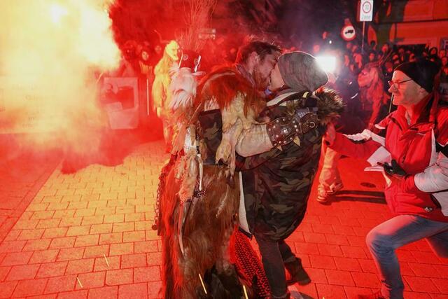 Beim Krampuslauf hat ein verliebter Krampus seiner Freundin einen Heiratsantrag gemacht. Und sein Mut wurde belohnt.