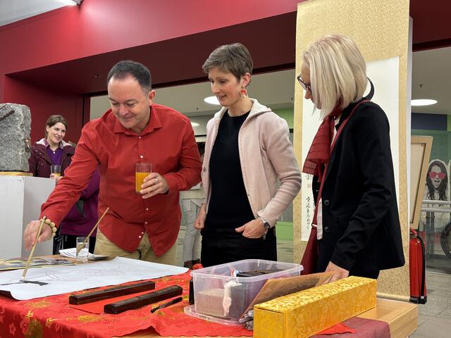 Einführung in die Tao-Kalligrafie: Künstler Martin Veigl gewährte Galeristin Valerie Tschida und Petra Enhuber vom Stadthaus Arkade Liezen einen Einblick in seine Arbeit. | Foto: Schneeberger