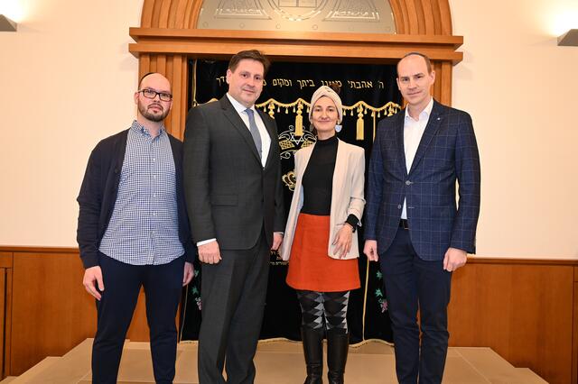 Natanel Pretzel, Bürgermeister Stefan Szirucsek Rebecca Eder und Peter Zanzinger in der Synagoge Baden. | Foto: 2024psb/sap