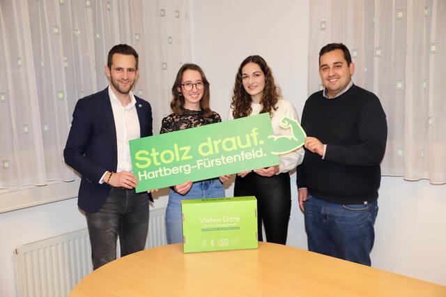 LAbg. Lukas Schnitzer und Bgm. Andreas Schneider überreichten die „Stolz drauf Box“ an Melanie Prem und Theresa Schlögl. | Foto: Alfred Mayer