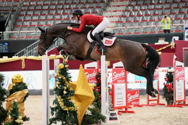 Ihr 10-jähriger Hengst Dakato zeigte ebenfalls sein Talent und belegte den 13. Platz im selben Bewerb | Foto: oneklickfoto