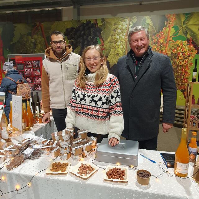 Bei Schreibers gibt es am Christkindlmarkt nicht nur Mandeln von den eigenen Bäumen | Foto: Eva Gabriel