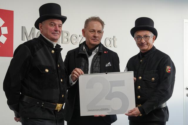 Die Rauchfangkehrer besuchten die MeinBezirk-Redaktion in der Stadt Salzburg. Im Bild: Kurt Pletschacher (WKS-Innungsmeister der Rauchfangkehrer), Chefredakteur Martin Schöndorfer und Rauschfangkehrermeister Michael Furthner.  | Foto: Stefan Schubert