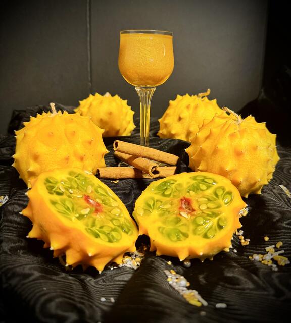 Jelly Round Kiwanos aus dem eigenen Garten hat Regionautin Tina Seifried im Oktober 2024 mit leckerem selbst gemachtem Bratapfellikör schön drapiert fotografiert.  | Foto: Tina Seifried