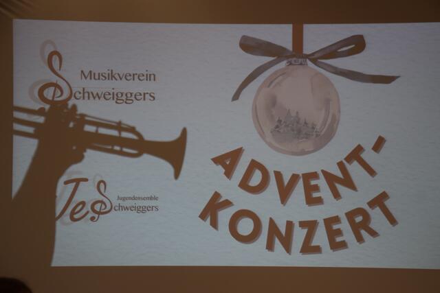 Eine Präsentation führt zusätzlich durch das Programm | Foto: Musikverein Schweiggers