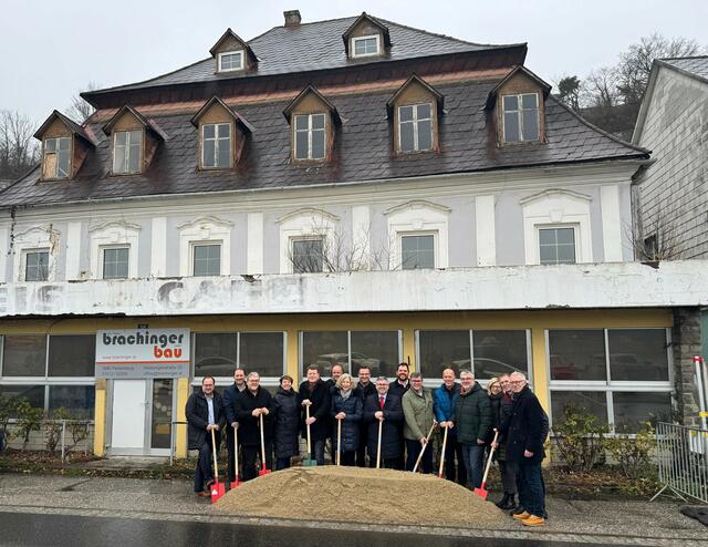 Spatenstich des Projekts Nibelungenhof mit u.a. LR Ludwig Schleritzko, Bürgermeister Grafeneder und Mitgliedern des Gemeinderats aller Fraktionen, den Projektträgern Verena Knott-Birklbauer und Lorenz Birklbauer, Vertretern der NÖ Kulturabteilung, der ecoplus und der Donautourismus sowie verantwortlichen Architekten und Baufirma | Foto: Marktgemeinde Marbach