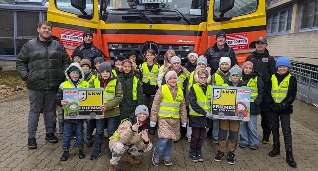 Klassenlehrer Michael Hofecker, Gerald Kaiser und Rainer Oszvald von der Polizei Purbach, sowie Lkw-Lenker Richy Eloe mit den Kindern der 4. Klasse der Volksschule Purbach. | Foto: WKB