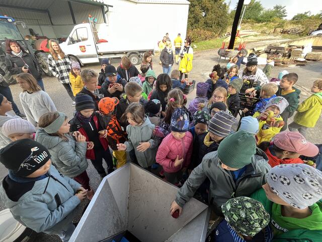 Die Kinder durften den frischen Apfelsaft in die Schule mitnehmen. | Foto: Gemeinde Sigleß