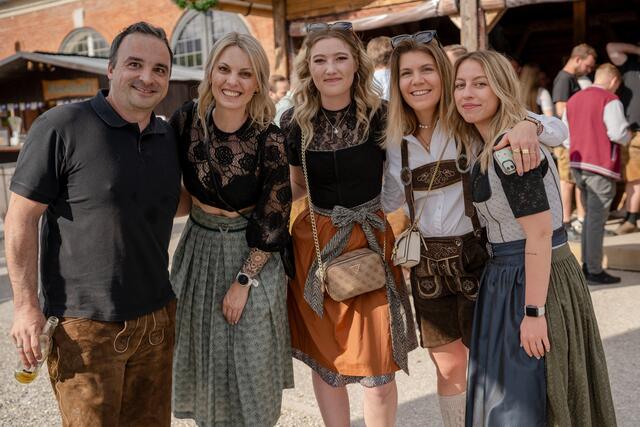 Klaus, Selina, Namma, Julia, Jana haben 2024 die Simbacher Pfingsdult besucht | Foto: Carolyn Kummerer