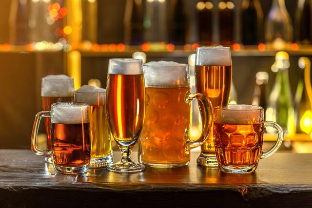 Spannende Einblicke bietet die Umfrage auch in die Gewohnheiten beim Bierkonsum.Ein Viertel der Österreicher trinkt nämlich auch schon zum Mittagessen gerne Bier | Foto: Shutterstock/TSViPhoto