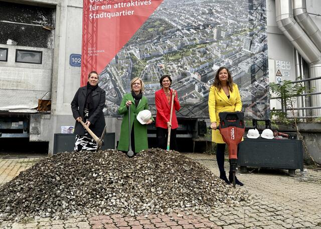 Christine Dubravac-Widholm (SPÖ), Leonore Gewessler (Grüne), Silvia Angelo (ÖBB) und Ulli Sima (SPÖ) beim Abrissstart am Nordwestbahnhofgelände (v.l.n.r.). | Foto: Marlene Graupner/MeinBezirk