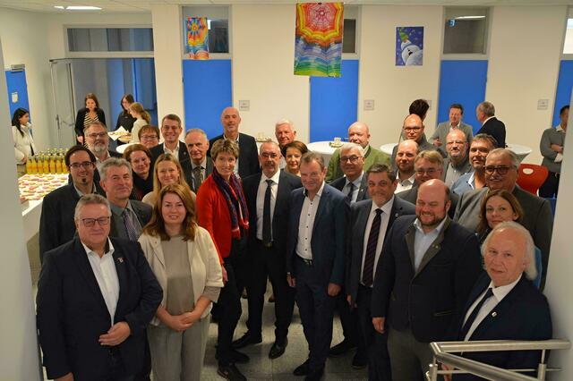 Gemeinsam mit vielen Ehrengästen wurde die offizielle Eröffnung des sanierten Schulkomplexes mit einem Festakt gefeiert. | Foto: MeinBezirk