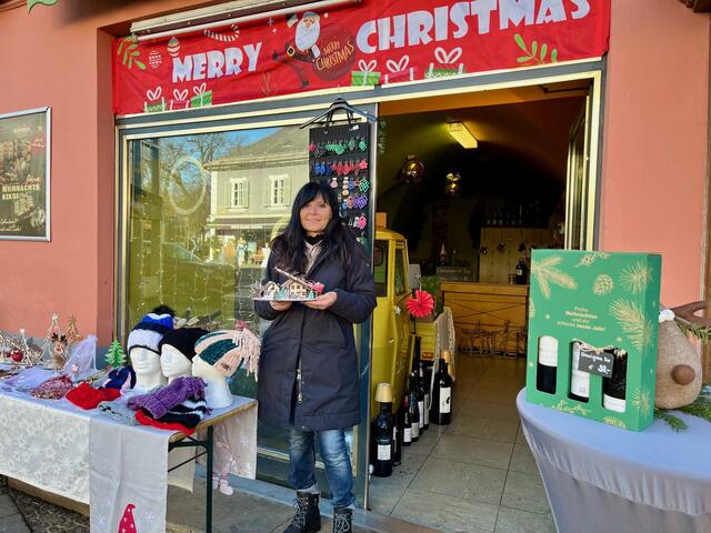 Statt Obst und Gemüse: Gute Weine, Sardinen und Kunsthandwerk von Irene Vokadin bei Roseggers Weihnachts-Popup. | Foto: Brigitte Gady