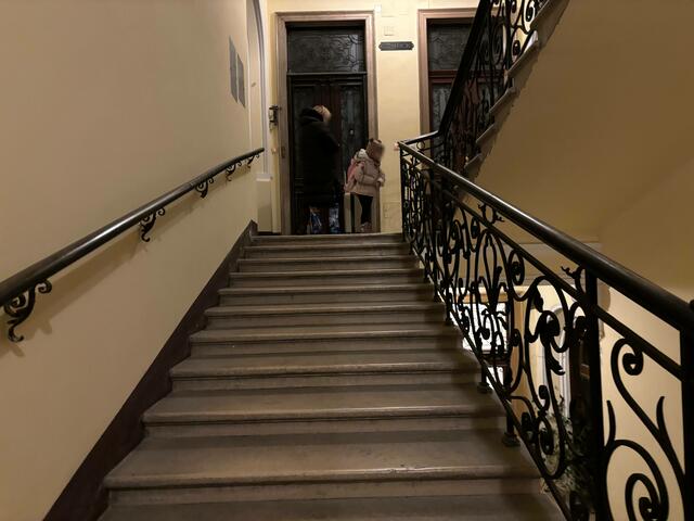 Oben wird die Türe zur Unterkunft schon aufgemacht.  | Foto: Luca Arztmann/MeinBezirk