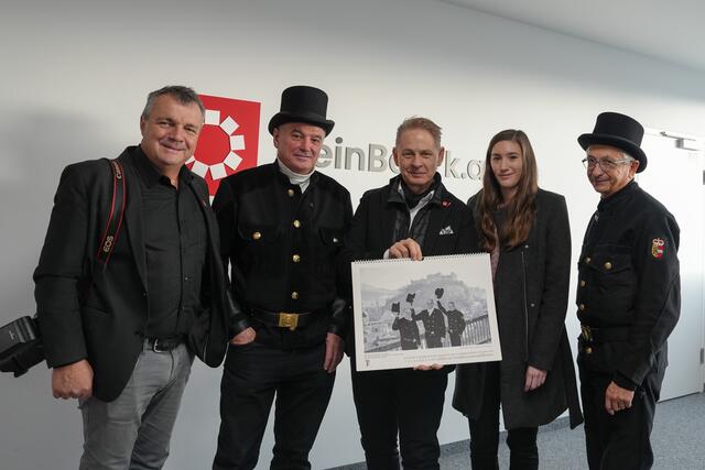 Die Rauchfangkehrer besuchten die MeinBezirk-Redaktion in der Stadt Salzburg. Im Bild: Fotograf Franz Neumayr, Kurt Pletschacher (WKS-Innungsmeister der Rauchfangkehrer), Chefredakteur Martin Schöndorfer, Julia Ross (WKS-Fachgruppengeschäftsführerein) und Rauschfangkehrermeister Michael Furthner.  | Foto: Stefan Schubert