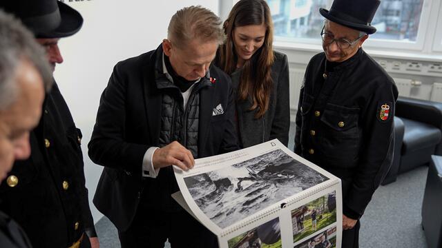 Die Rauchfangkehrer überreichten Chefredakteur Martin Schöndorfer einen der „Salzburger Rauchfangkehrerkalender“ für das kommende Jahr 2025. | Foto: Stefan Schubert