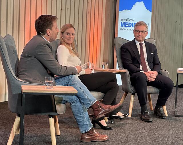 EU-Kommissar Magnus Brunner mit Meret Baumann (NZZ) und Tim Cupal (ehemaliger ORF-Korrespondent in Brüssel) | Foto: © Medienakademie-Mediengipfel