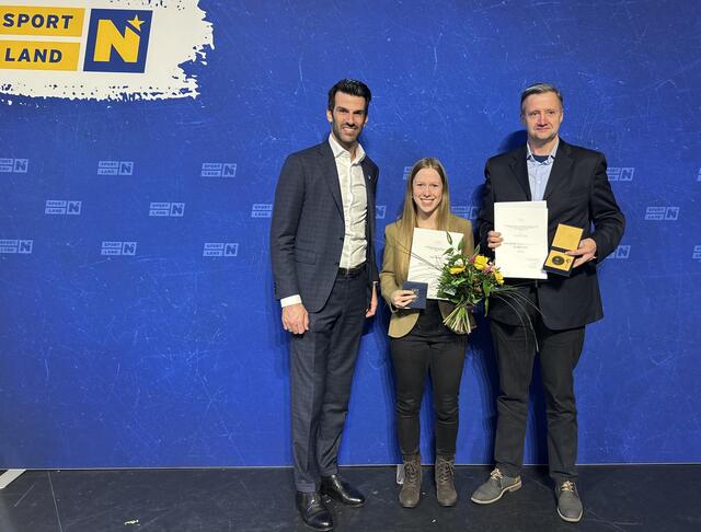 Carina Meinke und Gerhard Volk werden von Udo Landbauer geehrt. | Foto: Andreas Meinke
