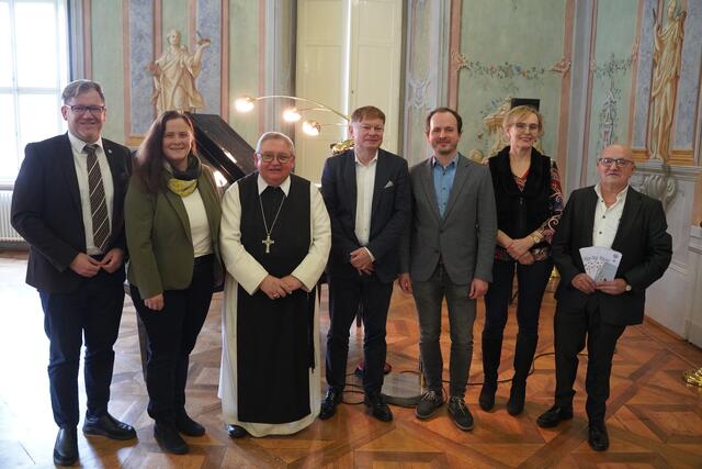Bezirkshauptmann Markus Peham, Landtagsabgeordnete Silvia Moser, Abt Johannes Maria Szypulski, neuer Intendant Karl Eichinger, Matej Gajdos (Landesregierung Abteilung Musik), Edeltraud Eichinger (Gattin von Karl) und Manfred Bretterbauer (organisatorischer Leiter des Festivals)(v.l.)  | Foto: Evi Leutgeb