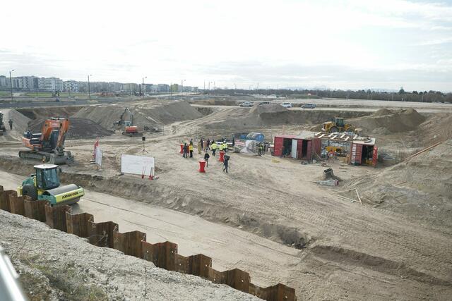 Startschuss für die nun startenden Bauarbeiten bildet das 120 Meter lange und 14,5 Meter breite Brückentragwerk bei Aspern Nord, auf welchem die Linie 27 künftig über der U2 und der S-Bahn fahren wird. | Foto: RMW/Max Spitzauer
