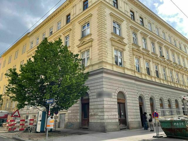 In diesem Gebäude im 5. Bezirk wurde im Keller eine unbekannte Leiche gefunden. | Foto: Lisa Kammann/RMW
