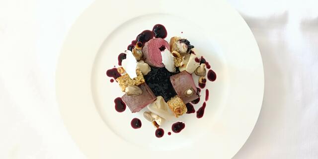 Wildes Weihnachtsrezept von Rupert Pferzinger: rosa gebratener Rehrücken mit Gewürzkuchen, Haselnuss, Selleriepüree und Holunderbeerenröster. | Foto: Pferzinger