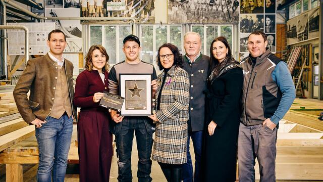 Sebastian Altmann ist „Lehrling des Monats Dezember“ (3. v. l.). Es gratulierten Jan Mödlhammer (Abteilungsleiter Holzbau), Martina Plaschke (WKS), Sebastian Altmann (Lehrling), Firmenchef Theodor Winklhofer, Victoria Winklhofer-Spina und Alexander Winklhofer (Bauleiter). | Foto: WKS/Hechenberger