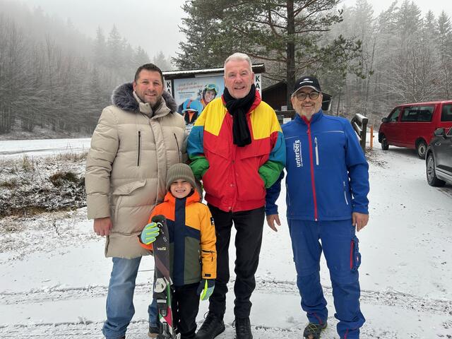 Thomas Ernst (Firma Partsch), Henry, Bürgermeister Klaus Schneeberger und Erich Panzenböck (Schigebiet Unterberg). | Foto: Stadt Wiener Neustadt