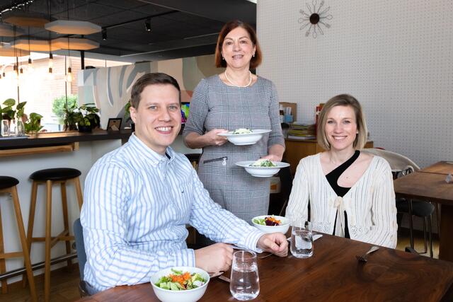 Nicole Moser (Babyrella, r.) und Christoph Lamprecht ("Woche" und "MeinBezirk.at", l.) trafen sich in Waltraud Kleindls (Mitte) "Löffel.Liebe" zum Interview. | Foto: Konstantinov