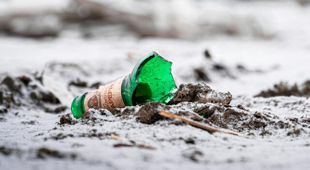 Mit einem abgebrochenen Flaschenhals soll ein Mann einem Kind gedroht haben, ihm den Hals aufzuschlitzen.  | Foto: Felix Hanspach