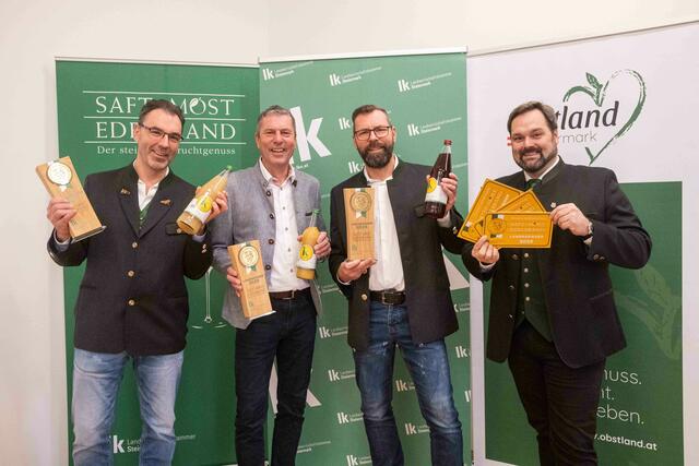 Große Freude bei Manfred (links), Hermann (2.v.l.) und Dietmar (2.v.r.) Kochauf über den Dreifachlandessieg. Mit am Bild Verkostungschef Georg Thünauer (rechts) von der Landwirtschaftskammer. | Foto: LK Steiermark/Danner