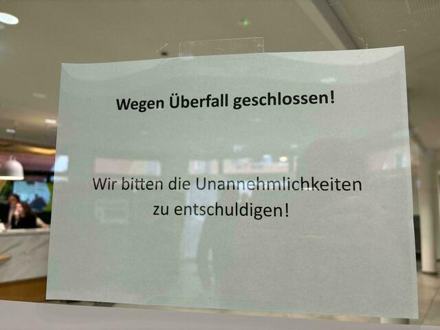 "Wegen Überfall geschlossen! Wir bitten die Unannehmlichkeiten zu entschuldigen!", heißt es auf einem A4-Blatt an der Eingangstür der Bankfiliale. | Foto: Ronja Reidinger/MeinBezirk