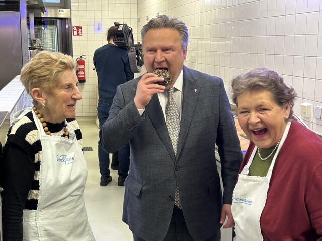 Auch Bürgermeister Michael Ludwig (SPÖ) probiert die neue Kreation, die "Dubai-Dschoklad". | Foto: Andreas Pölzl/MeinBezirk