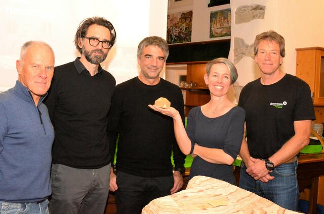 Wolfgang Flaggl, die Architekten von dreiplus Thomas Heil und Stephan Hoinkes, Obfrau Claudia Schagerl und Georg Unterberger vom Alpenverein (v.l.). | Foto: WAFO