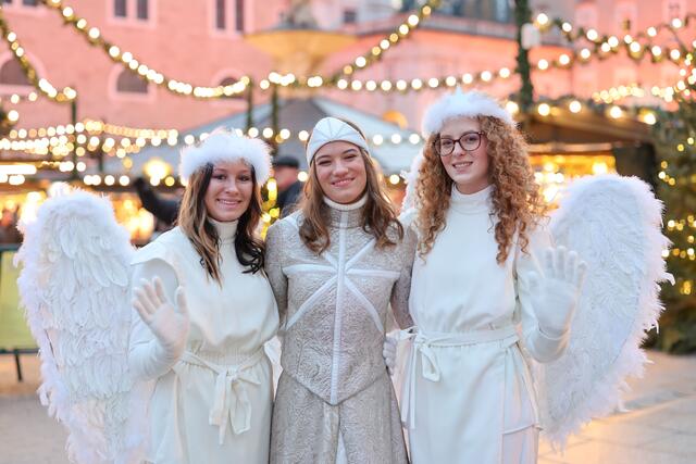 Ein "himmlisches Trio": das "Christkind" und die beiden "Engerl" sorgen für weihnachtliche Stimmung.  | Foto: Christkindlmarkt Salzburg/Franz Neumayr