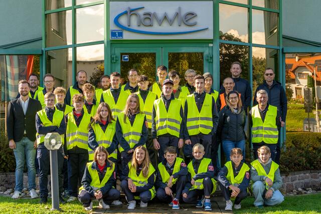 Siegfried Mrschtik-Gebetsroither, Martina Nußdorfer, Thomas Riedler, Manfred Strobl und Markus Scheinast mit den Feuerwehrjugendlichen und ihren Betreuern | Foto: August Thalhammer