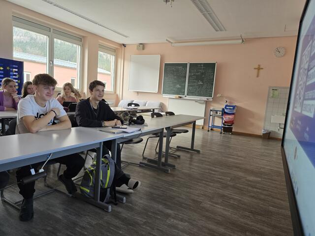 Die Jugendlichen lernten, wie Gesetze auf EU-Ebene entstehen, die dann auch für Österreich umgesetzt werden müssen. | Foto: Wolfgang Perndorfer