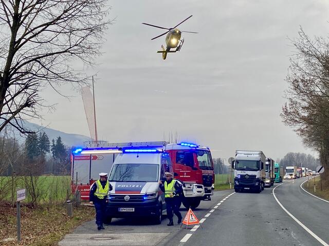 Ein Verletzter wird mit dem Rettungshubschrauber Christophorus 6 ins Unfallkrankenhaus Salzburg gebracht. | Foto: Freiwillige Feuerwehr Stadt Oberndorf