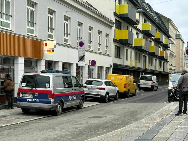 Vor Ort sind sehr viele Kräfte der Polizei, sowohl in Uniform als auch zivil. Die Lage sieht jedoch ruhig aus.
 | Foto: Ronja Reidinger/MeinBezirk